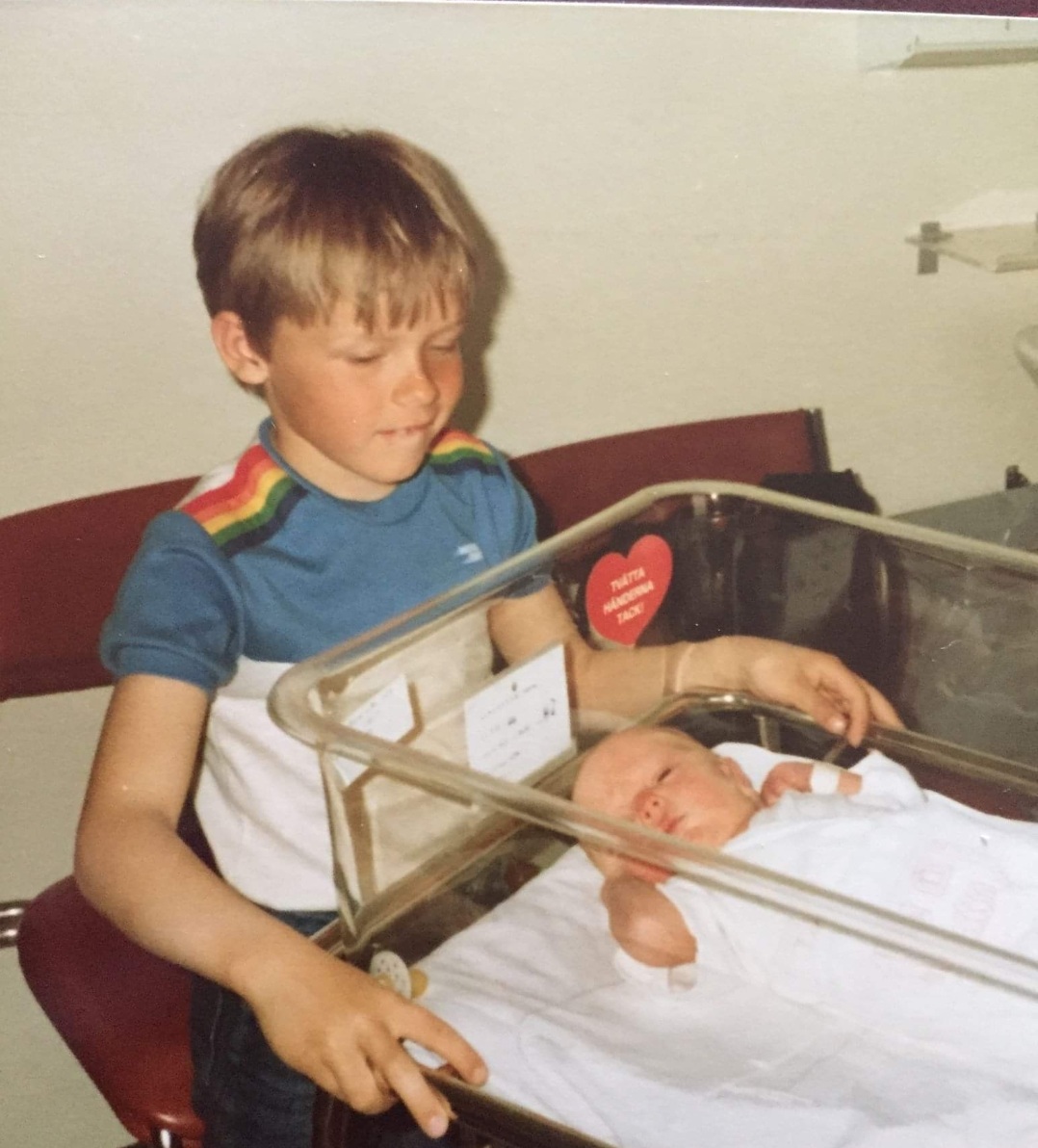 1982 · Jonas 6 år med lillebror Johan